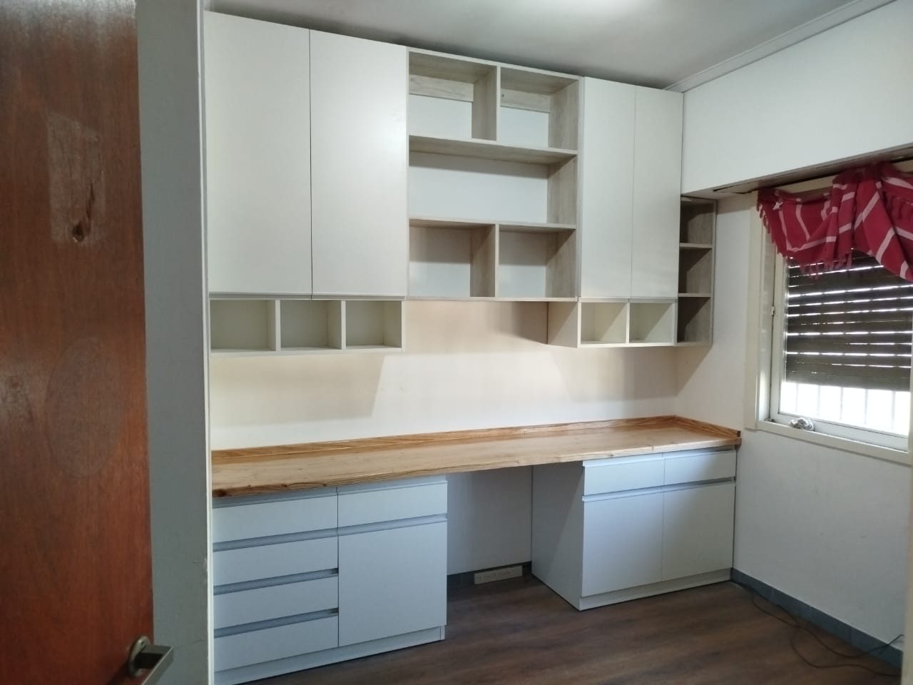 Escritorio y alacenas blancas con tapa de madera